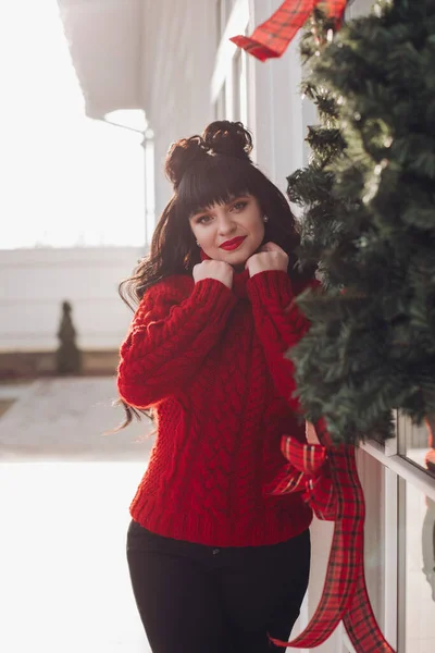 야외에서 빨간 스웨터를 입은 아름다운 여인. — 스톡 사진