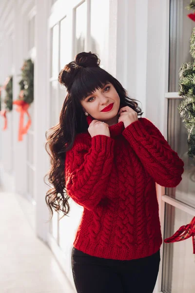 따끈 한 붉은 스웨터를 입은 젊은 여자의 모습 — 스톡 사진