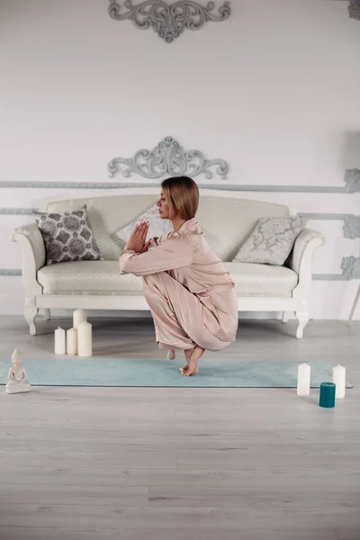 Junge Dame praktiziert Yoga zu Hause auf der Gymnastikmatte — Stockfoto