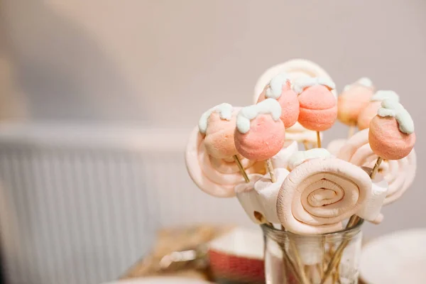 Ünnepi édességek vanília mályvacukor és nyalókák pálcikán, parti vendéglátás, reklámfotó édességeknek — Stock Fotó