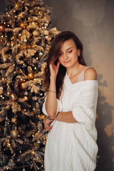 Donna affascinante godendo l'intimità della sua casa a Natale — Foto Stock