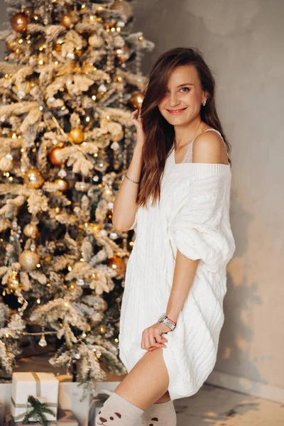 아름다운 크리스마스 트리 근처의 유쾌 한 아가씨 — 스톡 사진