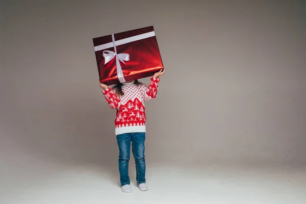 Foto conceito de Natal de criança segurando caixa de presente — Fotografia de Stock