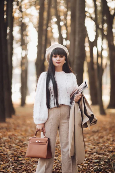 美しい女性の写真は、秋の公園への散歩に行く — ストック写真