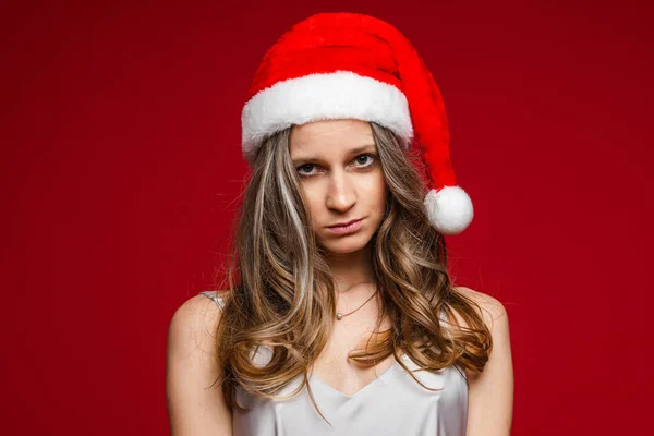 Senhora atraente perturbado no vestido vestindo chapéu de Santa — Fotografia de Stock
