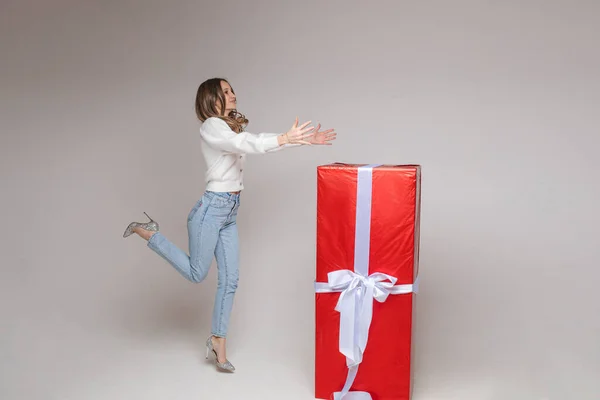 Salto ragazza con braccia tese con presente. — Foto Stock