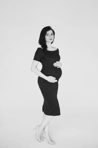 Glad gravid mamma röra hennes mage och poserar för kameran — Stockfoto