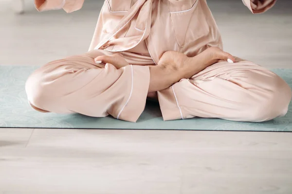 Bild der Beine einer meditierenden Frau — Stockfoto