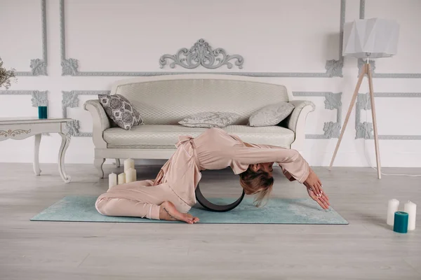 Gesunde Frau beginnt ihren Morgen mit Yoga und Entspannung — Stockfoto