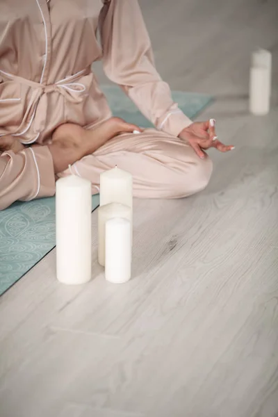 Bild der Beine einer meditierenden Frau — Stockfoto