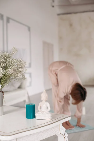 Bild einer jungen schönen mageren Frau beim Yoga — Stockfoto