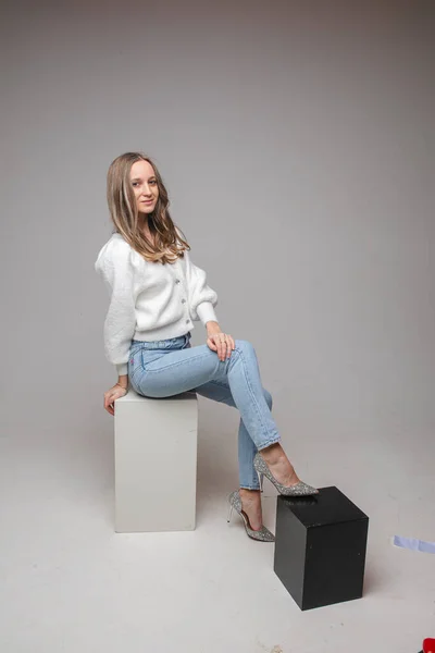 Modelo feminino posa para a câmera em cubos preto e branco — Fotografia de Stock