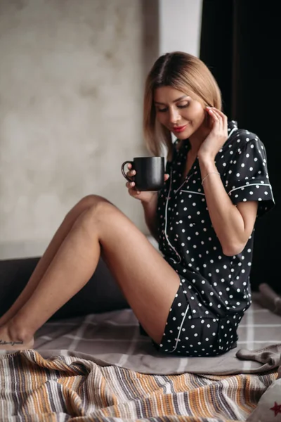 Gadis cantik menikmati kopi di pagi hari — Stok Foto