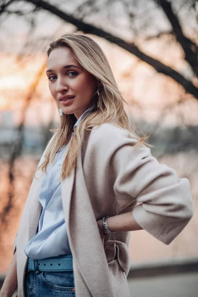 Retrato de una hermosa mujer rubia posando para la cámara en otoño — Foto de Stock