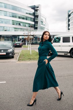 Uzun boylu, güzel elbiseli, dizinin altında uzun boylu bir kız.