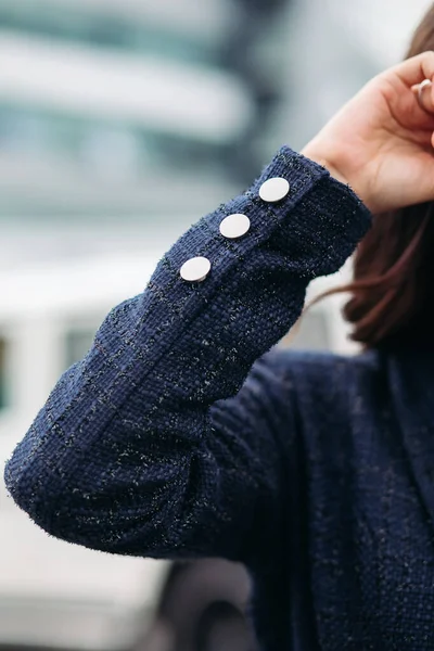 Foto recortada de mujer joven con estilo al aire libre — Foto de Stock