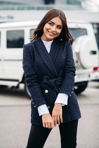 Sorrindo linda senhora posando na cidade — Fotografia de Stock