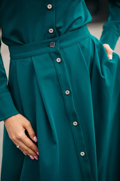 Parte de um belo vestido verde feito de tecido denso com alfaiataria pura e botões brancos — Fotografia de Stock