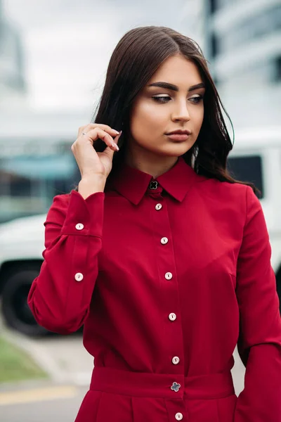 Kvinna med smink i röd knäppt klänning. — Stockfoto