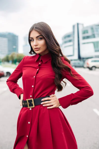 Sexy modelo de moda en vestido rojo en la ciudad. — Foto de Stock