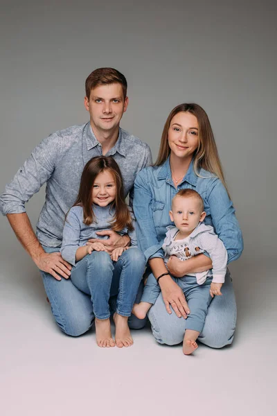 Lycklig familj ha mycket roligt tillsammans i studion — Stockfoto