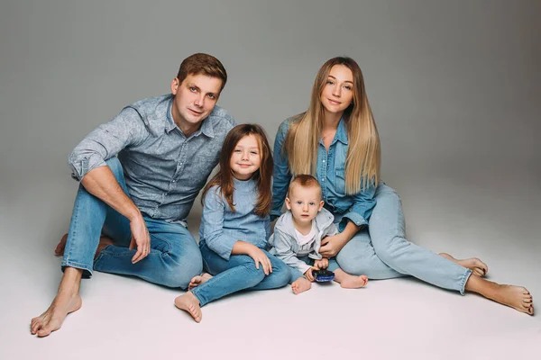 Vacker vit familj med två barn. — Stockfoto
