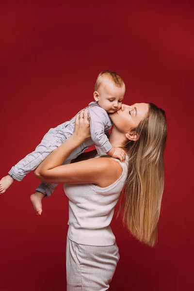 Skönhet moderskap i familjefotografering i studion — Stockfoto