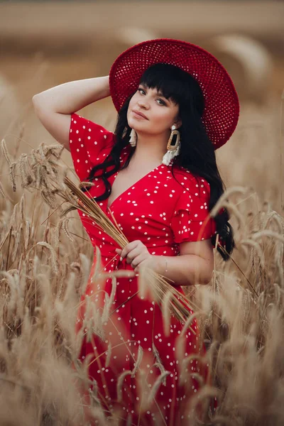 Bild einer schönen jungen Frau, die auf einem großen Feld geht und sich entspannt — Stockfoto