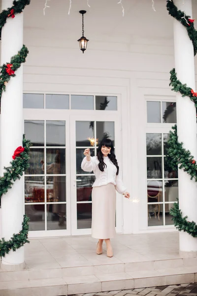 Noel tatilini kutlayan, Xmas evi için süslenmiş genç, pozitif esmer bir kadın. — Stok fotoğraf