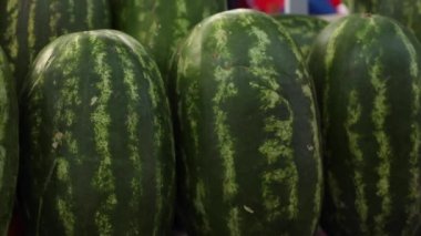 Markette satılık tatlı meyveler.