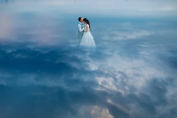 Krásný novomanželský pár na obloze. — Stock fotografie