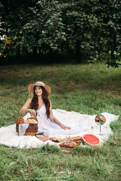 Piękna biała kobieta na pikniku. Pełna długość Zdjęcie magazynowe — Zdjęcie stockowe