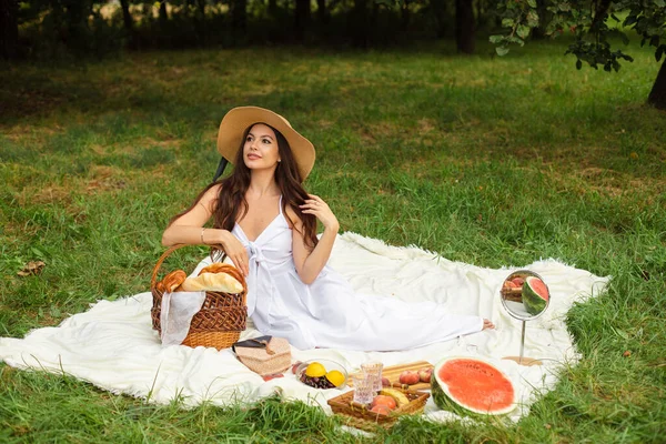 Schöne kaukasische Frau beim Picknick. Archivbild in voller Länge — Stockfoto