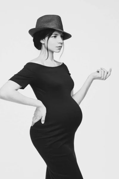 Snygg gravid kvinna i hatt och klänning. — Stockfoto