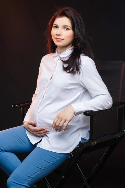 O femeie însărcinată aşteaptă un copil. Conceptul de maternitate, parenting, pregătire și așteptare. Mama fericită în timpul sarcinii — Fotografie, imagine de stoc