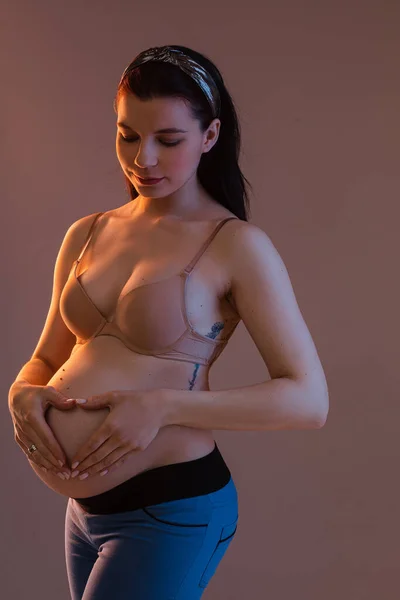 Femeie însărcinată cu gestul inimii pe burtă . — Fotografie, imagine de stoc
