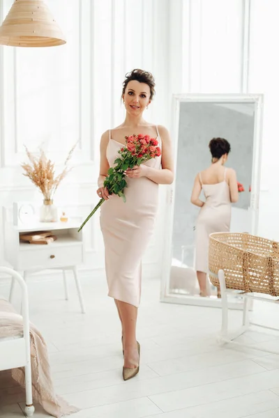 Aspettativa donna in abito con rose. — Foto Stock