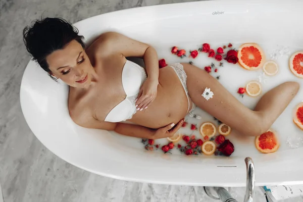 Красива вагітна леді має заспокійливу ванну — стокове фото