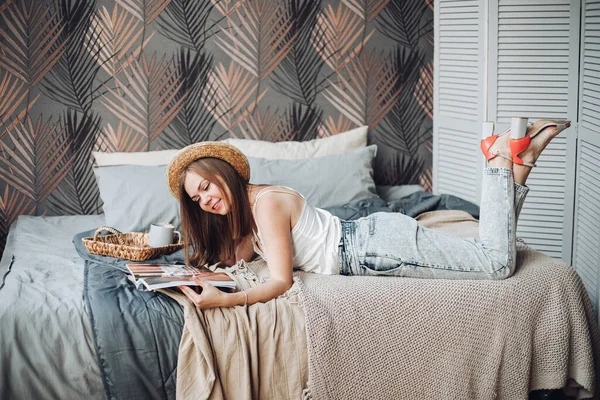 Mooi meisje ligt op haar bed, ontspannen en geniet van haar leven — Stockfoto
