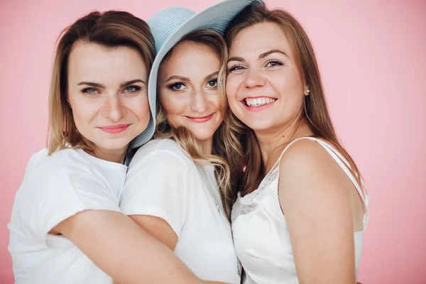 Las mujeres bonitas en ropa de verano tienen un montón de diversión y celebra cumpleaños, foto aislada sobre fondo rosa — Foto de Stock