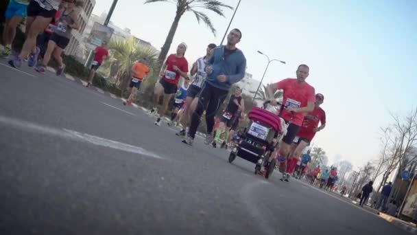 Corredor de maratona com carrinho de bebê — Vídeo de Stock