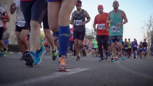 La gente compite corriendo en cámara lenta — Vídeos de Stock