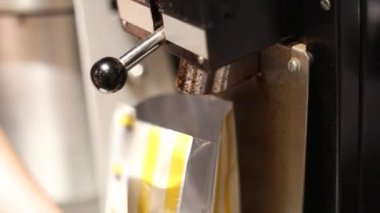 Ses ile torbaya kahve çekirdekleri taşlama