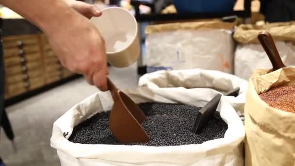 オーディオと黒レンズ豆の大きな袋 — ストック動画