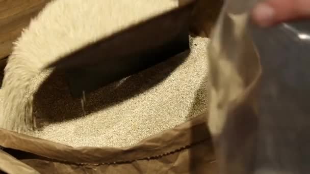 Enchendo um saco plástico com Quinoa — Vídeo de Stock