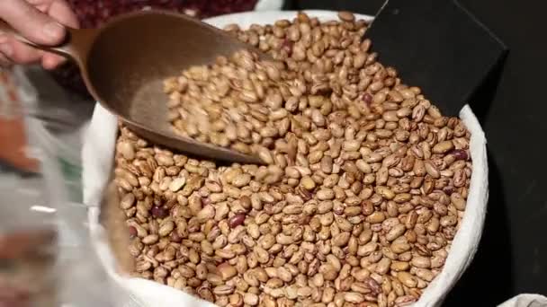 Buying beans with audio — Stock Video