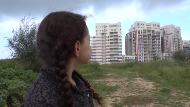 Dívka v thw divoké podívat na masivní konstrukce — Stock video