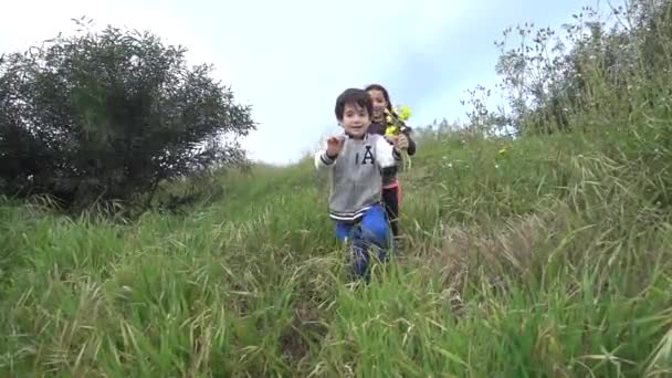 Dzieci w środowisku naturalnym — Wideo stockowe