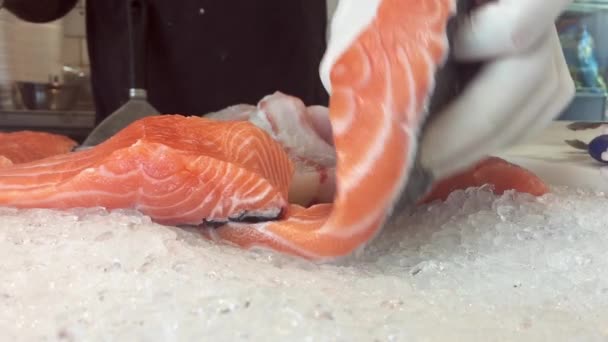 Κοπή φρέσκο ψάρι σολομού στην αγορά — Αρχείο Βίντεο