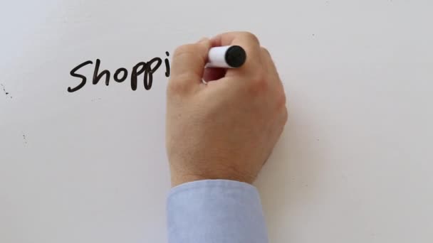 Het schrijven van een boodschappenlijstje op whiteboard — Stockvideo